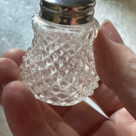 Salt Pepper Shakers with silver tray Vintage Grace Glass Diamond Cut - Picture 3 of 3